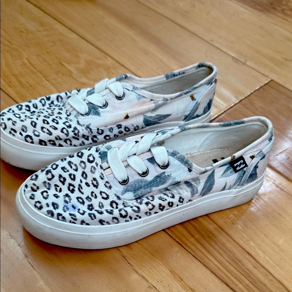 Billabong Cream and Gray Canvas Shoes